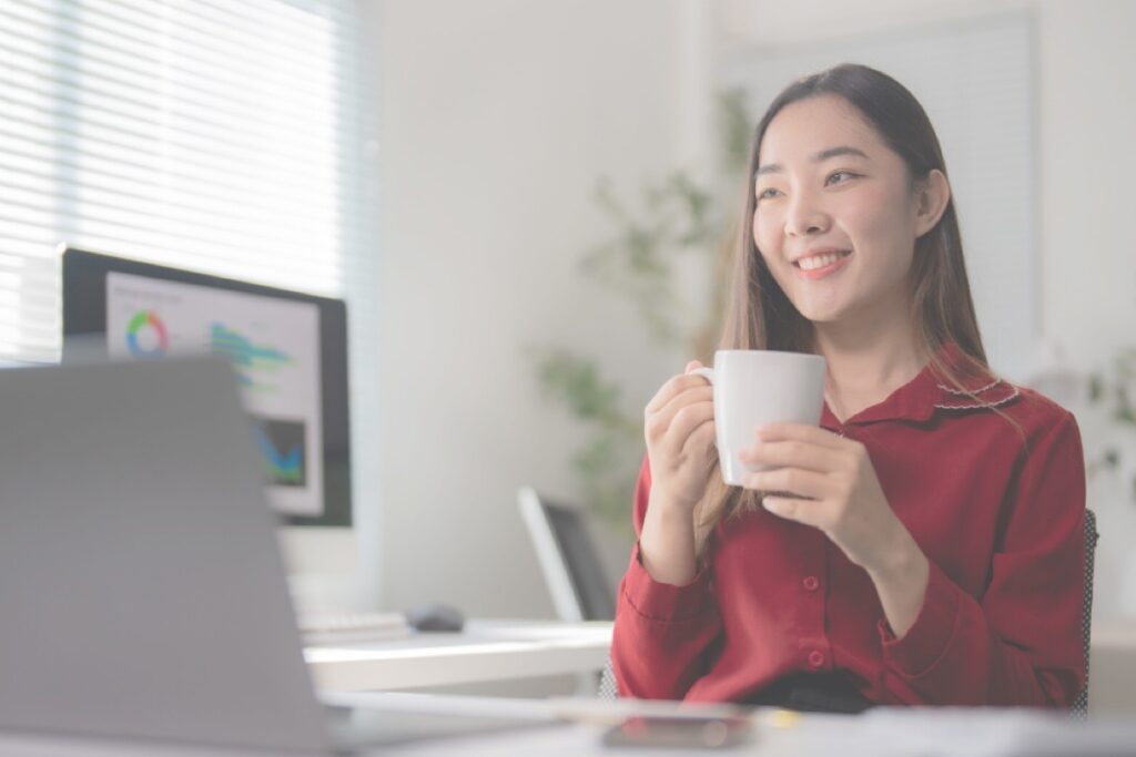 転職成功事例ページアイキャッチ画像。転職を成功させ、仕事とプライベートの調和を実現し、安堵と希望に満ちた笑顔のワーキングマザー。