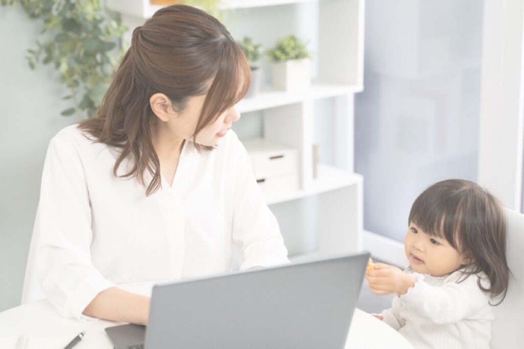 自宅でパソコンを使いながら在宅勤務をする笑顔の女性。そばで子どもが遊んでおり、家庭と仕事の両立を象徴するイラスト
